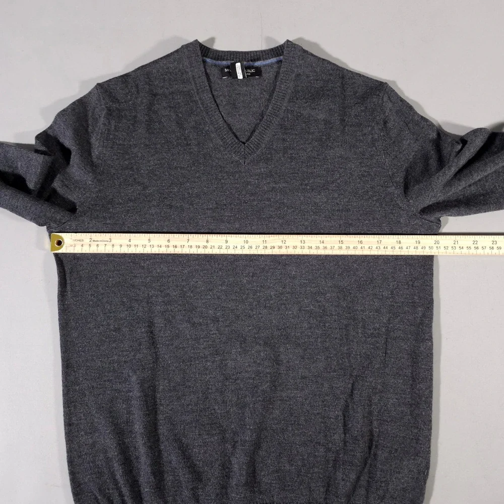 Banana Republic V-Neck Sweater Mens M Gray Extra Fine Merino Wool Knit Pullover